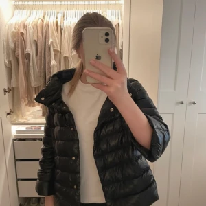 Svart Herno jacka Sofia - Säljer min nästan helt nya herno jacka i stl 42IT. Den är svart med trekvartslånga ärmar i modellen Sofia. Köptes för 5000kr. Skickar gärna fler bilder om det önskas 💗