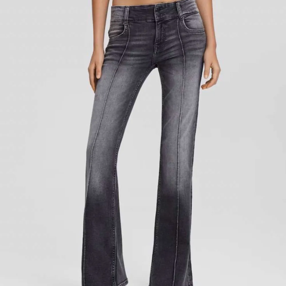Säljer nu mina gråa bershka jeans då de inte kommer till nån användning längre. Skriv för fler bilder och om det finns några funderingar 🥰. Jeans & Byxor.