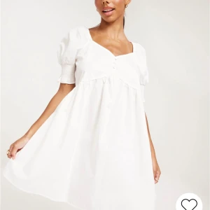 Studentklänning  - Superfin klänning från Nelly, perfekt till studenten! Prislapp kvar, endast testad!❤️pris kan diskuteras😊