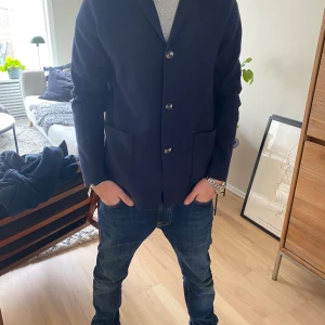 Cardigan - Tjena! Säljer nu denna feta cardigan i okänt märke i storlek XS men passar även S.  Hör av er vid ytligare frågor och funderingar.