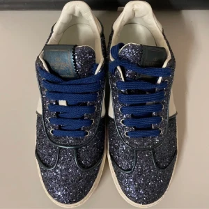 FINA VALENTINO FLYCREWS - Superfina, som nya. Fick i februari. Inga defekter utöver replacement nitar bak på skorna som tyvärr lossnat därav priset. Nypris 6000💖