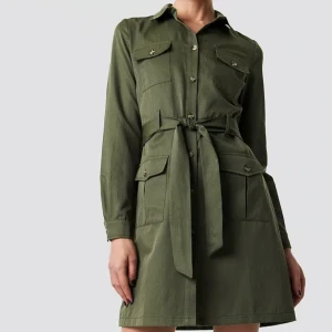 Pocket detail shorts dress NA-KD - Klänning från NA-KD. Endast använd en gång. Slutsåld. XS, grön.  Nypris 399kr.