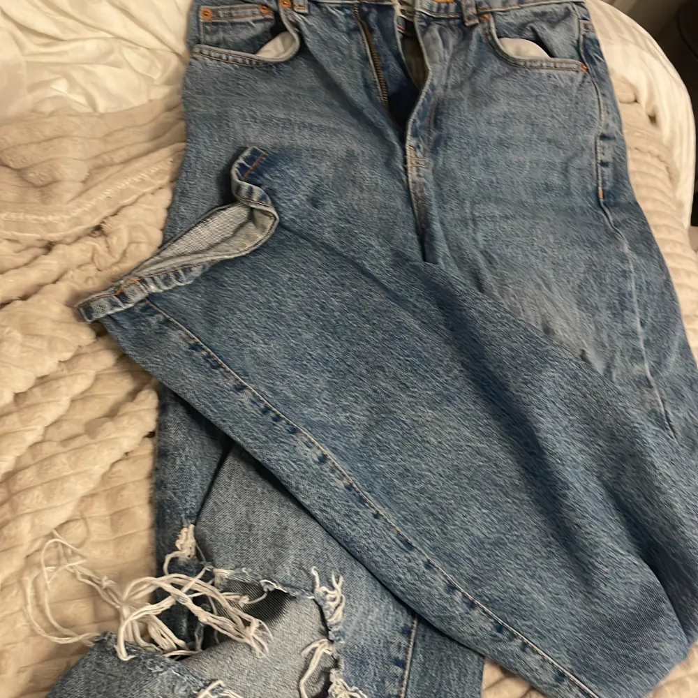 Dessa jeans är från ginatricot, de är jättefina men inte min stil längre. Har haft på mig dom ganska mycket men dess kvalite är så bra att dem känns nya. Det är två stora hål på knäna och resten av jeansen är hela. Köpt för ca 600kr.. Jeans & Byxor.