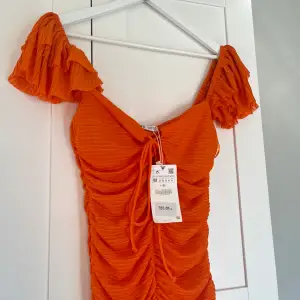 Orange klänning från Zara med prislappen kvar! nypris 359kr🖤