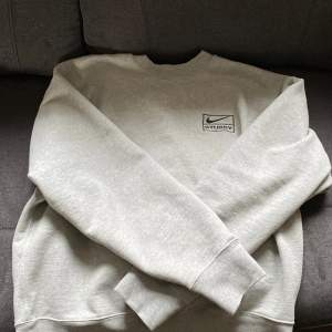 Säljer denna stussy x Nike sweatern I storlek m. Bra skicka. Skriv till mig vid eventuella frågor‼️