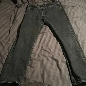 Mörk grå Levis jeans 501 i storlek 34/30. Jeansen är i mycket bra skick och knappt använda.