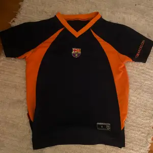 Hej! Jag säljer min gamla Barcelona tröja ( detta är ingen tröja som användes i matcher det är en tröja från 2000 talet som man kunde köpa på Camp nou som är deras arena) den är väldigt snygg och går inte hitta liknande. Kom till vid intresse! Mvh 🧡
