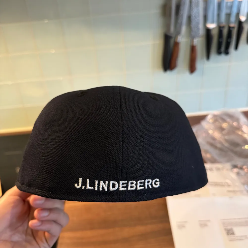 J.lindeberg x New Era keps finns 200 exemplar. Oanvänd.. Accessoarer.