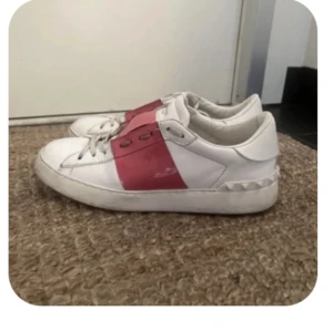 Valentino open - Säljer mina valentino opens, flitigt använda o lite slitna framförallt vid tån men de går att fixa till. Tips att ta textilpenna o stryka över de skavanker som finns. Mörkrosa jättefin färg. Finns annonsen kvar så är skorna kvar. Pris kan diskuteras