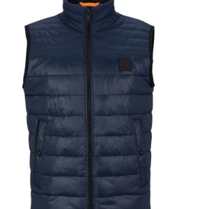 Hugo boss odeno väst - Säljer nu min Hugo Boss odeno väst. Skick 9/10 knappt använd. Nypris: 2000