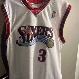 Allen Iverson NBA jeresey - Säljer min AI jersey då de inte är mkn stil längre. Köpt i Dubai och kvittot ingår. Storlek M
