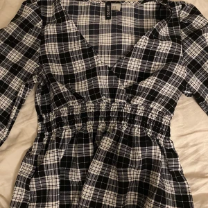 Blus  - Skit cool blus från hm! Enkel att stylea och så fin passform🪬