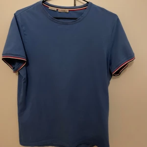 Moncler T-shirt - Säljer nu min Moncler T-shirt som e i storlek L men sitter som S skicket på den är 8/10 skulle jag säga inga defekter vid fler frågor eller funderingar  kontakta mig 