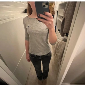 Ralph lauren tröja - Jag säljer denna fina Ralph lauren tröjan som inte kommer till användning längre. Tröjan har ett litet hål på armen, men det är inte märkbart. Hör av er om ni har frågor. ❤️