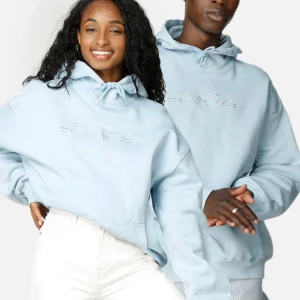 Sweet Sktbs Hoodie - Hoodie från junkyards egna märke Sweet Sktbs, slutsåld på hemsidan. Storlek M, men är oversized i modellen. Använd men i fint skick. Ljusblå, skulle säga att bild 1 och 3 visar färgen tydligast. Köparen står för frakt.