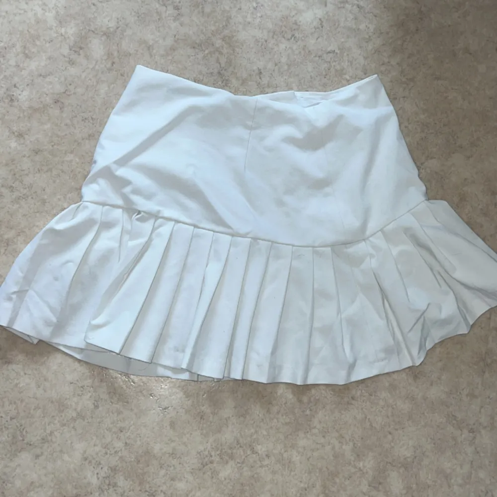Tennis liknande kjol från Zara, med innbygda shorts under, i bra material . Kjolar.