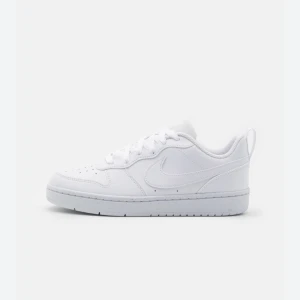 Nike Court Borough - Nike skor, sparsamt använda, inga defekter. Kom privat för egna bilder! Strlk 40 men passar nog en 39 lika bra!