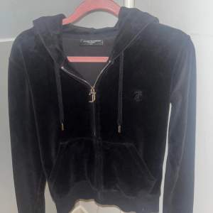 Svart Juicy Couture zip up! Hyfsat ny men säljer då den blivit för liten🩷Varsamt använd så tyget är fortfarande mjukt💕