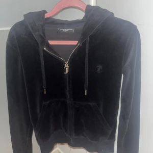 Juicy zip up - Svart Juicy Couture zip up! Hyfsat ny men säljer då den blivit för liten🩷Varsamt använd så tyget är fortfarande mjukt💕
