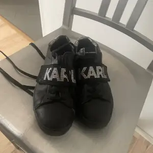Ett par svarta Karl lagerfeld sneakers med glitter, skit coola me. lite smått sydda på ena kanten (där av priset) frakt ingår ej i priset❤️