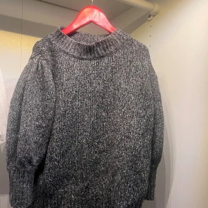 Stickad tröja - Fin stickad tröja med kvarts ärm.  Kommer inte till användning där av säljer jag produkten. Jag upplever inte tröjan som ”klig”.