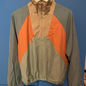 Jacka Wood Wood - Träningsoverallsjacka/tröja från Wood Wood. Knappt använd, i nyskick! Storlek 38.