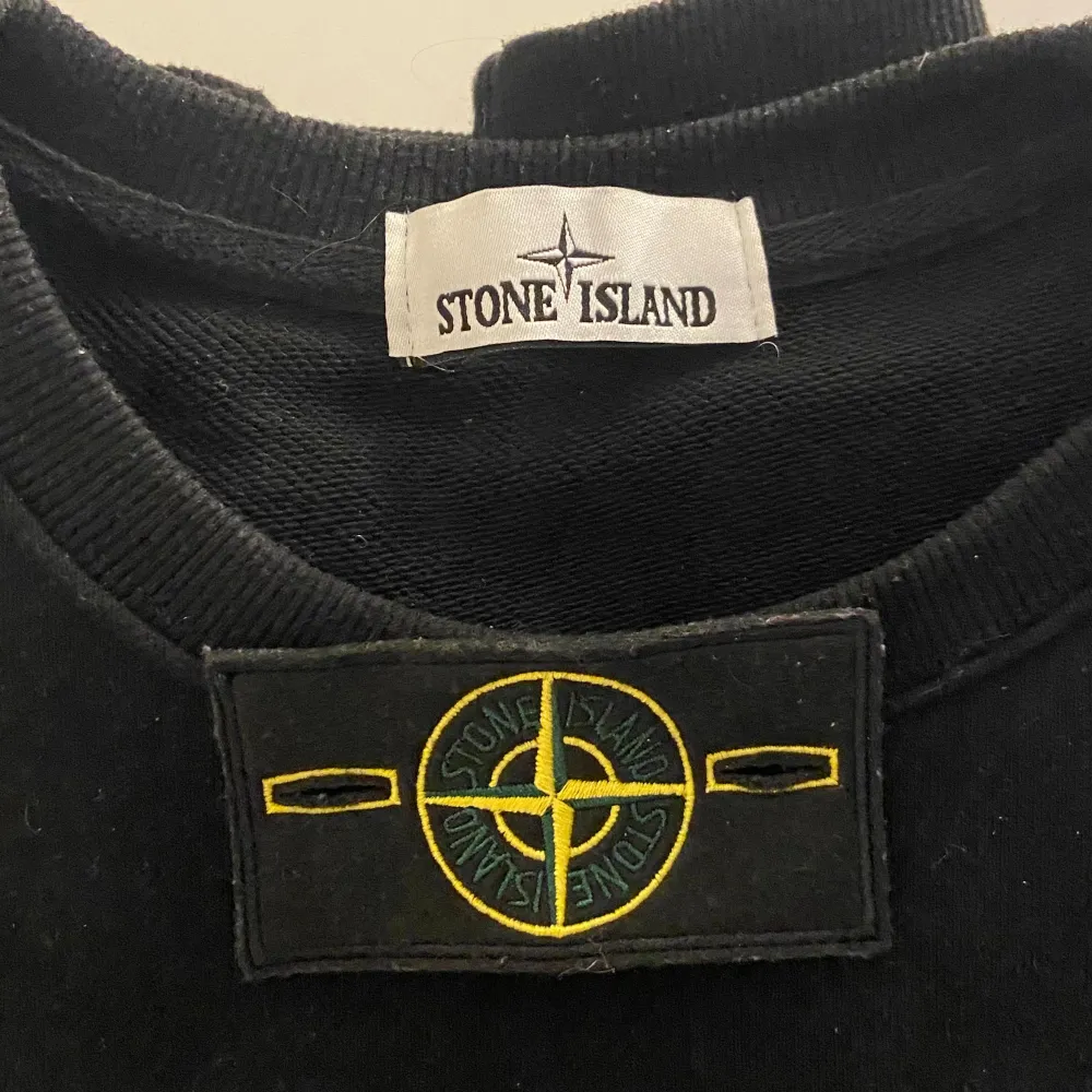 Säljer min stone island tröja eftersom den blivit för liten för mig. Ordinarie pris - 1500 kr ish, mitt pris - 599kr. Jag har använt den mindre än 10 gånger och den är felfri. Mens storlek S (men krympt lite i tvätten). Tröjor & Koftor.