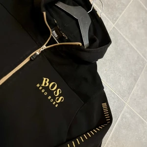 Hugo Boss hoodie, strl M - Äkta Hugo boss tröja i storlek M, herrmodell men passar till både kille och tjej.  I fint skick. 