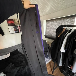 Needels Track pants  - Säljer dessa snygga track pant från needles då jag inte har användning för dessa längre. Väldigt bra skick enligt mig och använda några enstaka gånger!😊 Storlek M men passar också S. Köpta 2020 för 3600kr.  Pris kan diskuteras vid snabb affär!