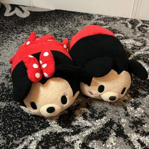 Musse och Mimmi tsum tsums, köpta i Disney’s officiella butik. Ca 30 cm långa 