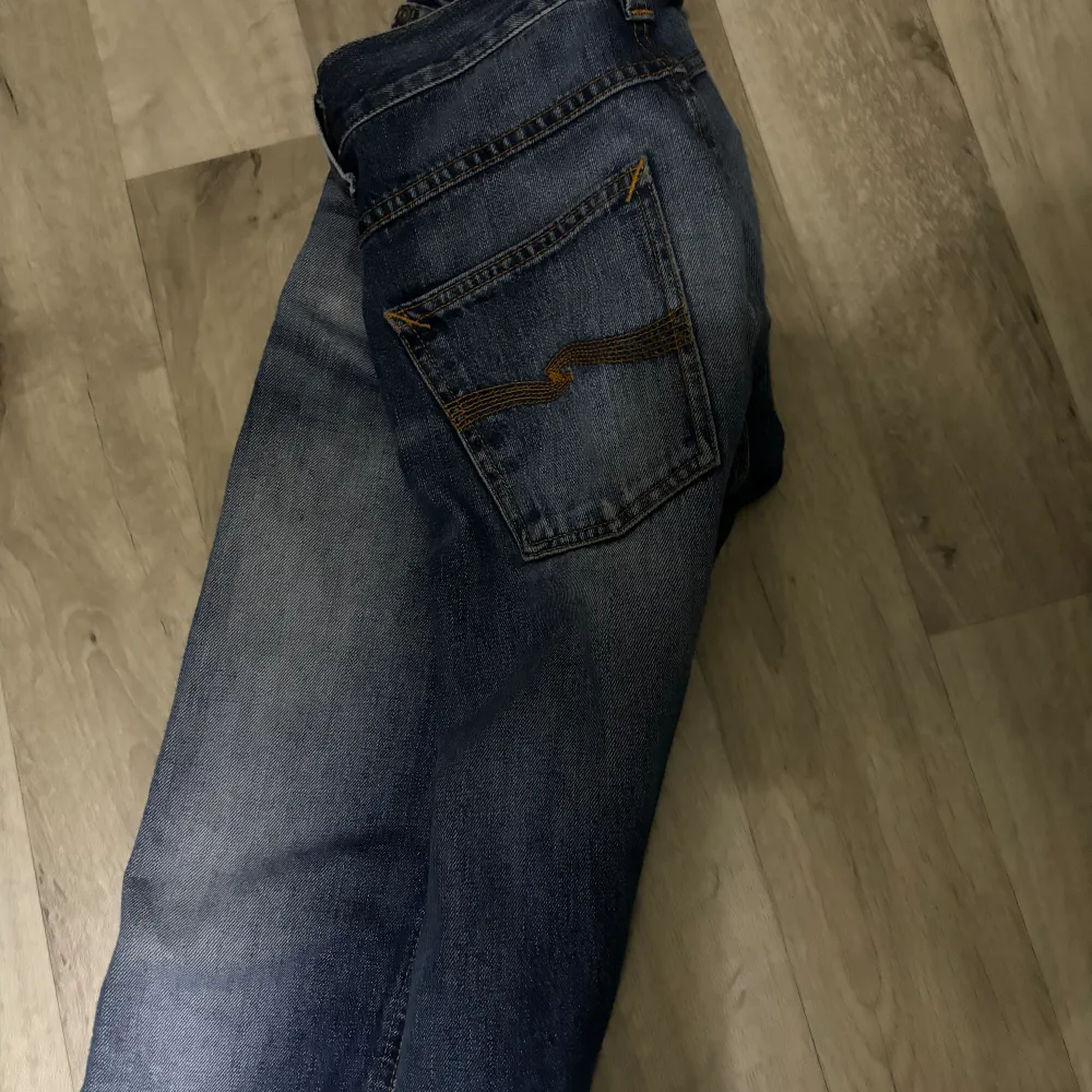 Säljer mina riktigt snygga Nudie jeans i storleken 28/30, säljs då jag växt ur dom. Nypris : ca 1500kr - Kom privat vid frågor, pris går att diskutera vid snabb affär. 😃✅. Jeans & Byxor.