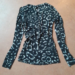 Långärmad Tröja - En enkel långärmad tröja med fläckigt mönster från H&M. Storlek S men väldigt stretchig. Sitter snyggt! Mjukt, skönt tyg. Använd men fortfarande snygg.