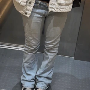 Ljusblåa Jeans  - Ljusblåa lågmidjade jeans från zara i okej skick. Dem är lite slitna när nere då dem är för långa på mig! Köpte den för 399kr på Zara.💕 pris kan alltid diskuteras och skriv för fler bilder