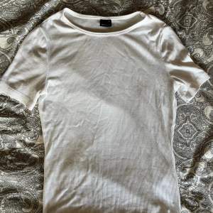 Jättefin ribbad basic t-shirt från Gina tricot, använd fåtal gånger & inga tecken på användning, nypris 159kr