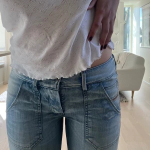 vintage lowwaist jeans - Vintage diesel industry jeans köpte secondhand. Modellen är bootcut och låg i midjan. Nästan nyskick. Storlek 28/34. Midjemåttet är ca 75cm och innerbensmåttet ca 82.💕 