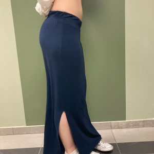 Långkjol  - Marinblå långkjol i bra skick. Storlek M men känns som S. Kan gå ned i pris vid snabb affär 🤗