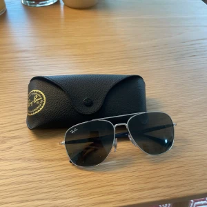 Oanvända Rayban - Nyskick, fodral ingår. Nypris 1800