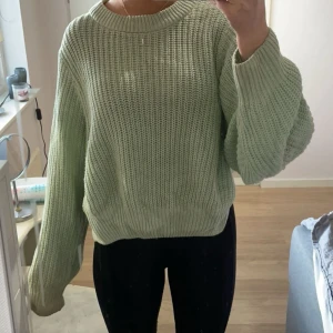 Grön stickad tröja med liten slits på sidan. Säljer då den inte kommer till användning längre. - Storlek M men är liten i storleken.  Tröjan är inte jätte använd. Pris kan diskuteras! 