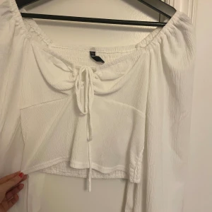 Vit blus - Vit oanvänd blus från New Yorker💘  Inga difekter då den inte har använts! Super fin inför sommaren✨