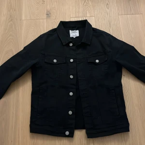 JackandJones jeansjacka svart - Den är väldigt fin. Passar M. 