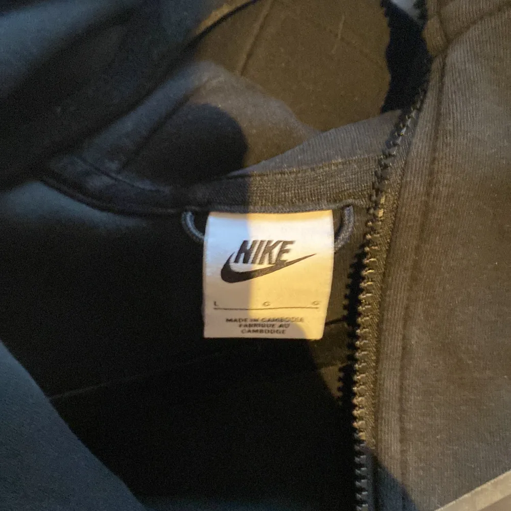 Jag säljer min Nike tech som jag köpte på footlocker för en månad sedan men säljer pågrund av att den var för liten, använd 5-9 gånger och liten repa på dragkedjan. Hoodies.