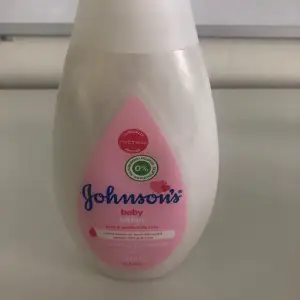 Säljer lotion från Johnson’s. Den är helt ny och oöppnad. Skriv vid intresse🤍🤍