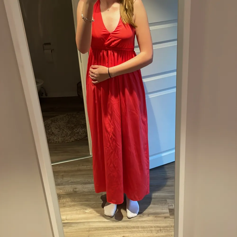 Nu säljer jag en jätte fin röd klänning då den inte kommer till användning längre. Perfekt till balen💕. Klänningar.