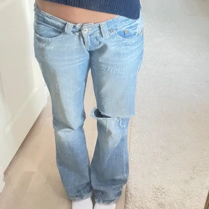 Ljusa lowrise jeans - Så fina men tyvvär lite stora på mig så brukar knäppa de så som jag har på vissa av bilderna! Har en bild vanligt knäppt också! Sjukt fina💖 Midjemått: 43cm, innerbenslängd: 82cm, jag på bilden är 176cm!