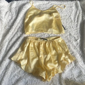 pyjamas set - mysig pyjamas, 100% polyester men är jätteskön. använd lite o i fint skick. ps: pyjamasnederdelen är inte en kjol, utan byxor :) 