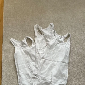 Vita linnen  - 3 stycken vita linnen, endast använda 3-4 gånger.   I butik  30kr/styck