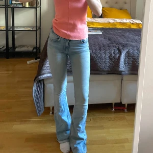 Bootcut jeans - Ett par bootcut jeans från Zara. Ena fickan är av vilket gör det till en snygg design där bak.