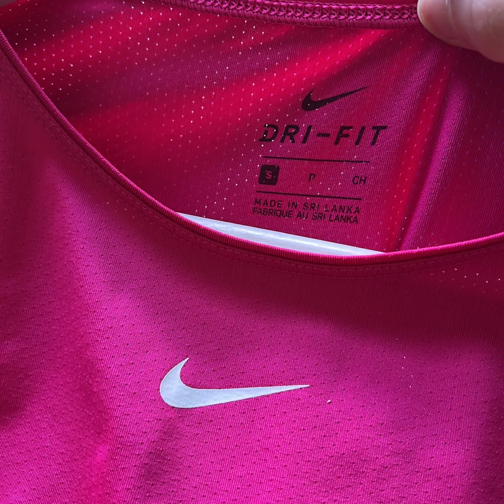 Superfin tränings t-shirt i en härlig rosa färg. Den är gjord i ett nät tyg så det ska andas bra! Den är från Nike.. Sport & träning.