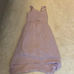 Lila sommarklänning💜💜 - Använd 3-5 gånger. Inte sluten eller några hål någonstans. Säljer för att den är förliten för mig.  Storlek 7-9 år 