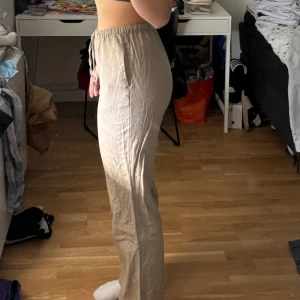 Linnebyxor  - Linnebyxor i brun/grå färg använda med i bra skick 